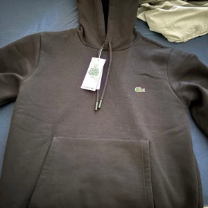 Lacoste dress - Lacoste dress aldrig använda fick i present för några dagar sedan, storleken passa ej därav säljer jag dem hoodie storlek S byxan M men passar perfekt till de som bär S på byxor! Ny pris 3100 mitt pris 2500 