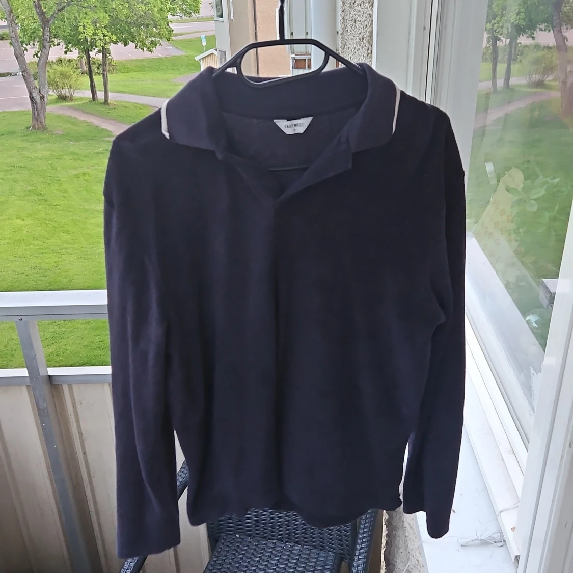 Mörkblå långärmad pikétröja med krage