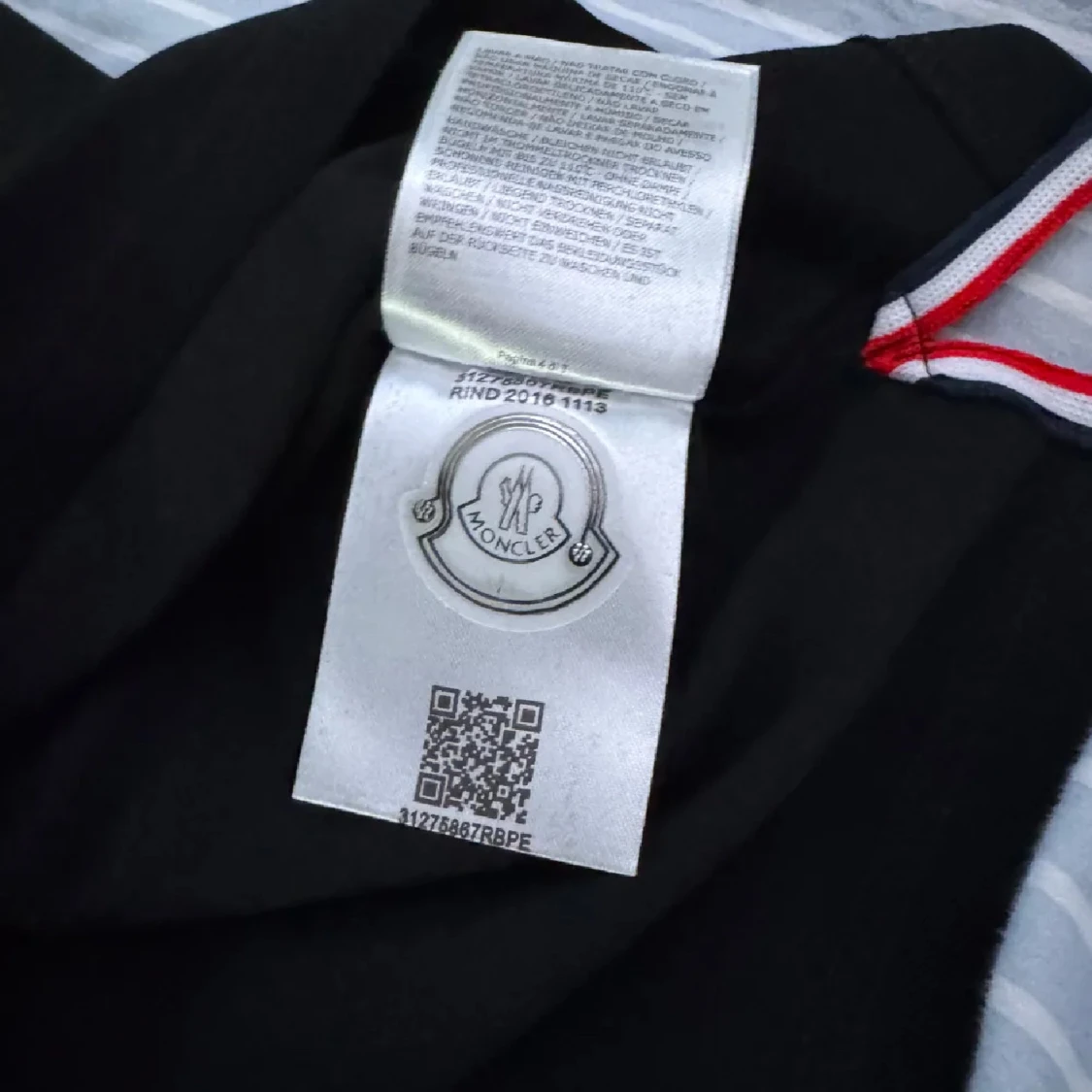 Svart pikétröja från Moncler - 2