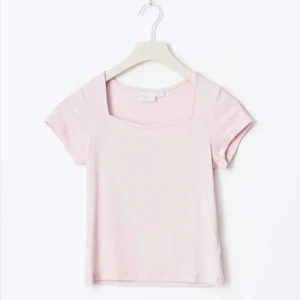 Ljusrosa topp  - säljer en ljusrosa topp o storlek 158-164. aldrig använd, skriv för fler bilder eller funderingar🥰