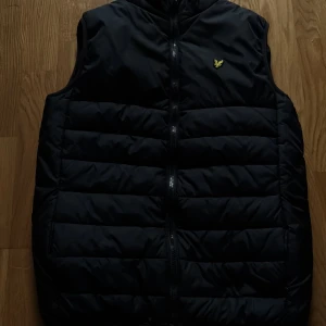 Lyle&Scott väst storlek 14-15 år - Västens skick är som ny, bra att veta är att den är lite mindre i storleken, är du mellan 160-170 sitter den bra.