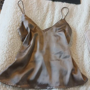 Jättefiint linne💕 - Jättefint och lent linne från lager 157, mörkbeiget och i XS, perfekt till sommaren☀️🍹 Pris går att diskutera