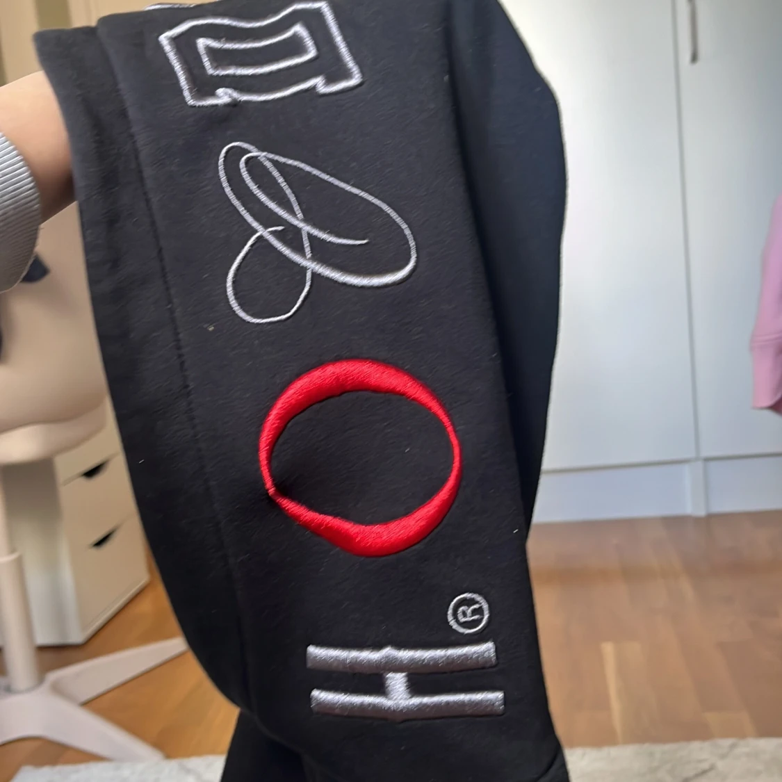 Svart hoodie från Hoodrich med broderade detaljer - 2