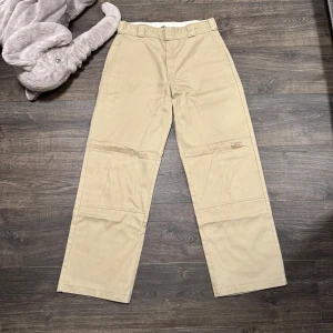 Beige Dickies Loose Fit Byxor - Dickies, Loose fit. Storlek W31 L32. Midja: 41cm, längd: 106cm. Är lite smutsiga och har några fläckar (se bilder), inte supertydliga