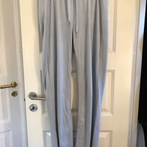 Ljusblå mjukisbyxor  - Ljusblå mjukisbyxor från Gina Tricot med dragsko i midjan och raka ben i storlek M. Byxorna är tillverkade i ett mjukt och bekvämt material, perfekta för en avslappnad stil. Elastisk midja för extra komfort 🩵 dessa är bara använda nån gång och därför i mycket bra skick!