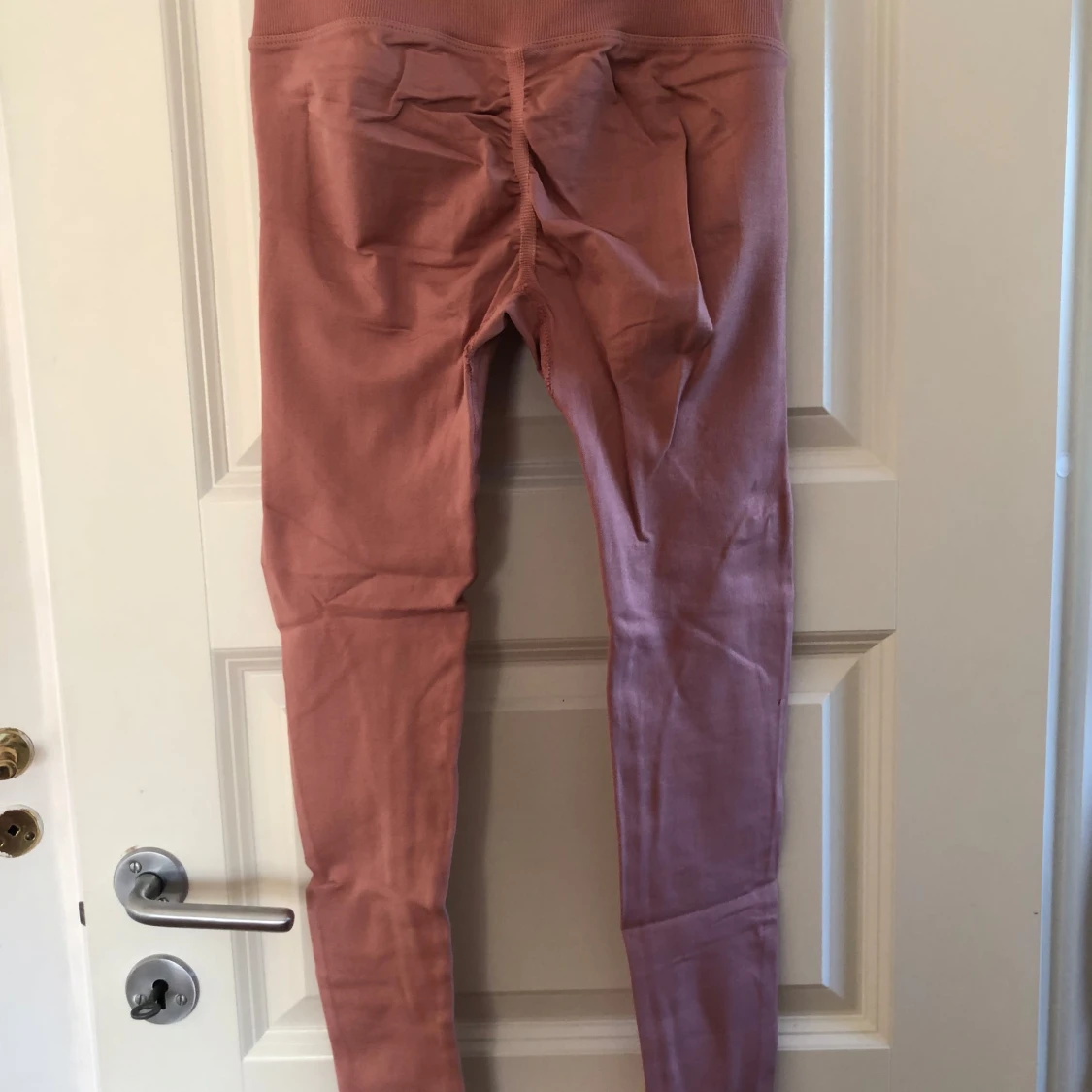 Rosa träningsleggings med scrunch  - 1