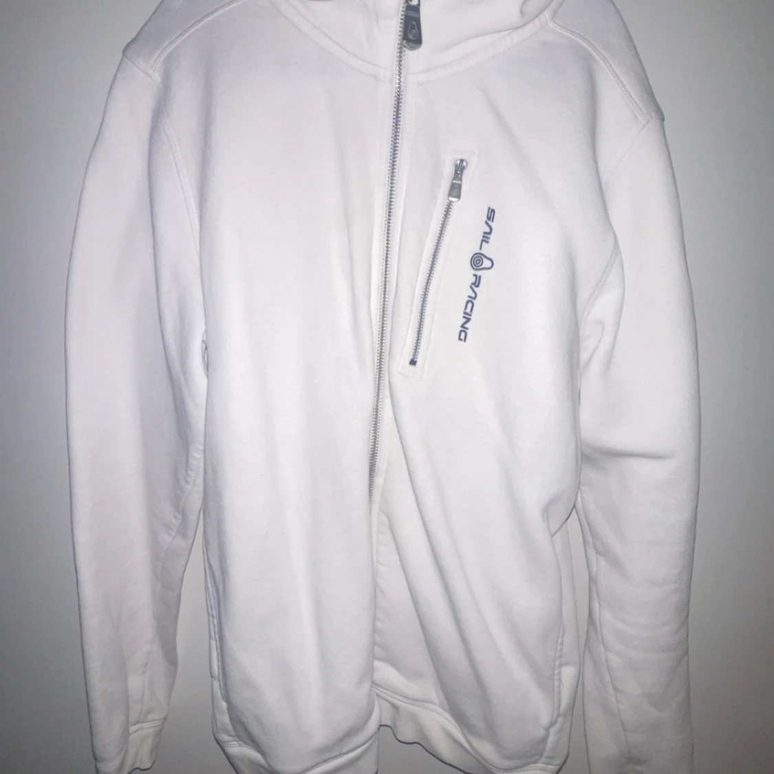 Vit hoodie från Sail Racing