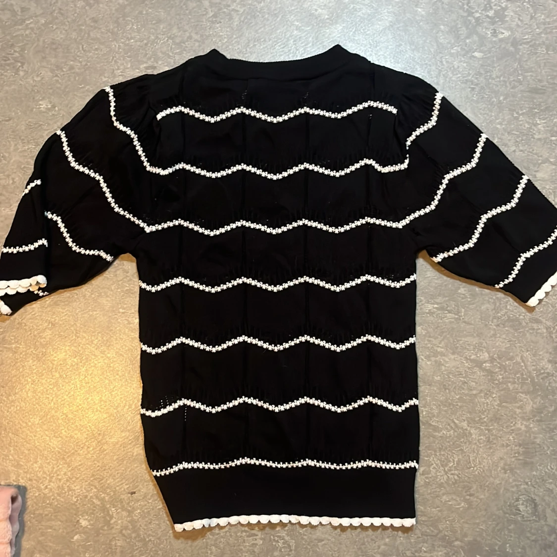 Svart stickad topp från Holly & Whyte - 1