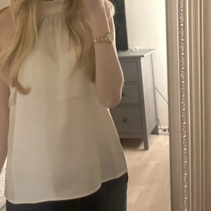 Vit fest topp  - Säljer en stilren vit halterneck topp använd två gånger  