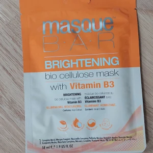 Masque Bar Brightening bio cellulose mask med Vitamin B3 - En ansiktsmask i bio-cellulosa från Masque Bar som innehåller Vitamin B3. Masken är framtagen för att ge lyster och återfukta huden. Förpackningen är orange och vit med instruktioner på baksidan. Pris kan disskuteras🥰 Om du vill kan du köpa fler/alla för ett rabatterat pris