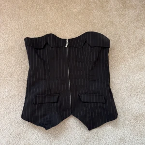 Festtopp - Randig korsettopp, står ej märke eller storlek i, jag har sytt in den för att passa xs-m skulle jag säga🖤🖤