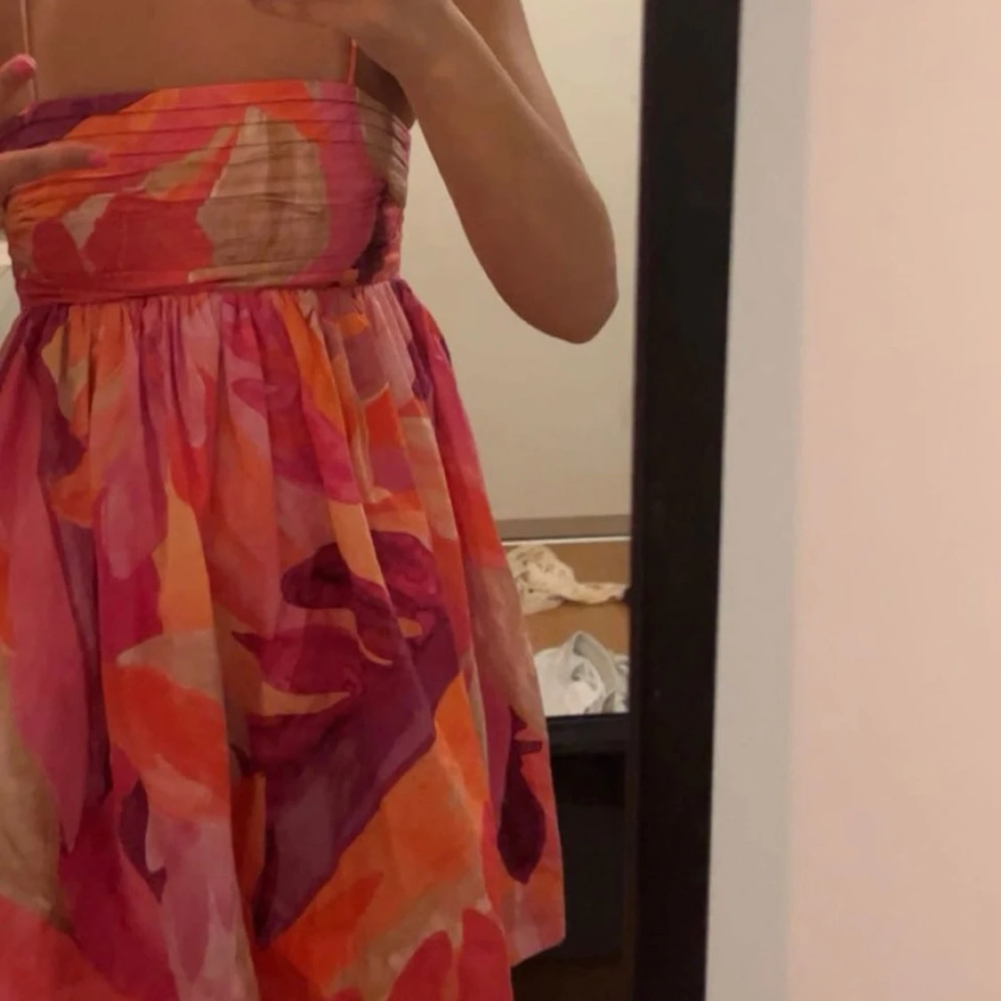 Färgglad kortklänning med tunna axelband - 1