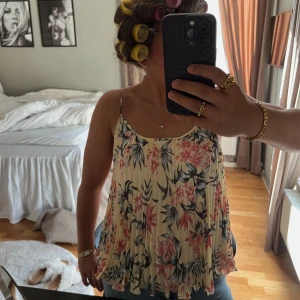 Somrigt linne - Säljer denna somriga topp men volanger.🌷