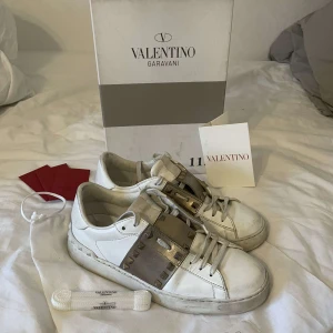 Valentino Garavani vita sneakers  - Säljer nu mina kära valentino skor. Använda men väldigt fint skick fortfarande. Medföljer box, kvitto, nya snören och dust bag. Köpta i Marbella. Skriv gärna för mer frågor eller bilder vid intresse<3333 Tvättas självklart innan dom postas
