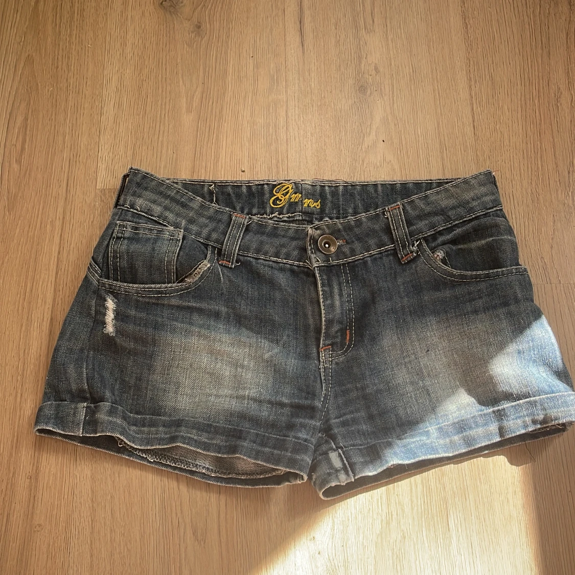 Blå jeansshorts med stjärndetalj - 1
