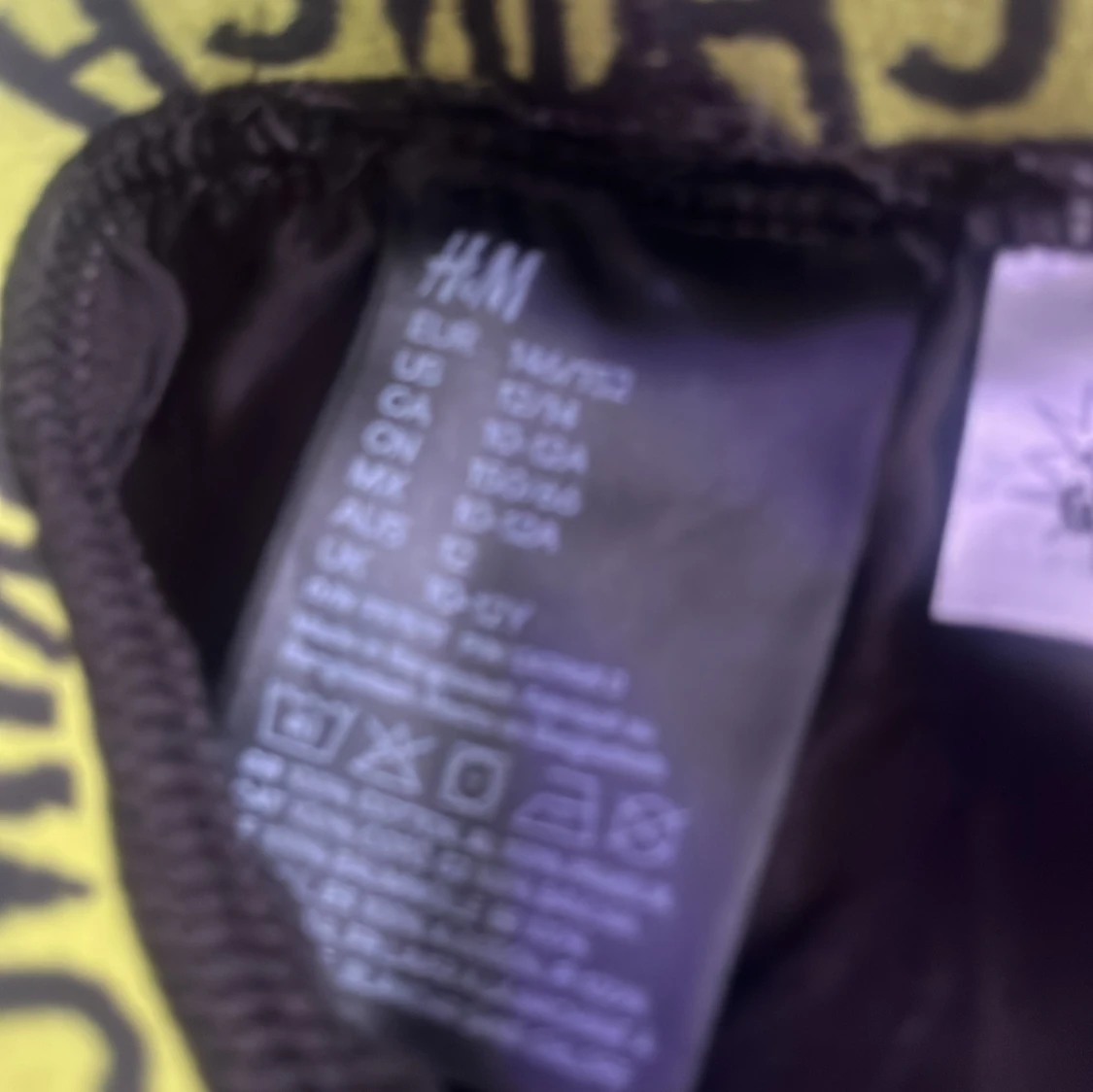 Svarta mjukisbyxor med Grinch-tryck i midjan från H&M - 2