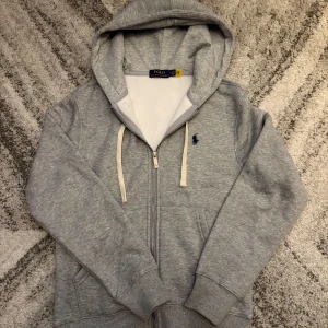 Polo Ralph Lauren zip hoodie - Helt ny och oanvänd. Säljer för att den var liten på mig. HELT PROBLEMFRI