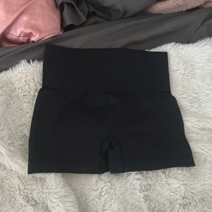 svarta träningshorts - Svarta cykelshorts, Perfekta för träning eller när du vill ha något bekvämt och stilrent. Gjorda i stretchigt syntetmaterial som sitter skönt mot kroppen.