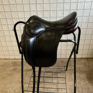 Sadel från LUC Childeric - Säljer nu våran fina sadel från LUC Childeric DI (till framförallt islandshäst) Tillverkningsår 2005 17,5 tum (fransk 18,5 tum) Bomvidd AO (normal) En kåpa Kalvskinn    Väldigt skön att rida i Sadeln säljs då den dessvärre inte passar hästen längre. Finns att också hämta upp vid i runt om Kungälv (utanför Göteborg)  Pris: 10 000.-
