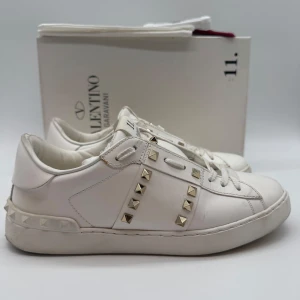 VALENTINO ROCKSTUD SNEAKERS - Valentino rockstud sneakers - Skick: 9/10 - Storlek 39,5 - Tillbehör: Box, dustbag, kort, extra snören - Nypris 7700kr - deluxecloset 