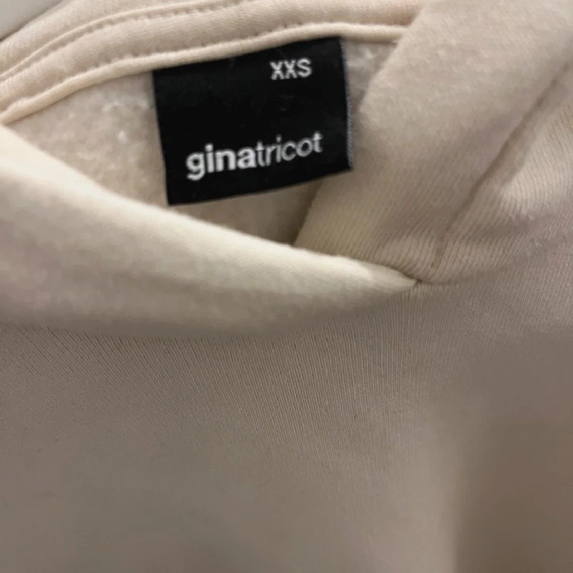 Beige hoodie från Gina Tricot - 2