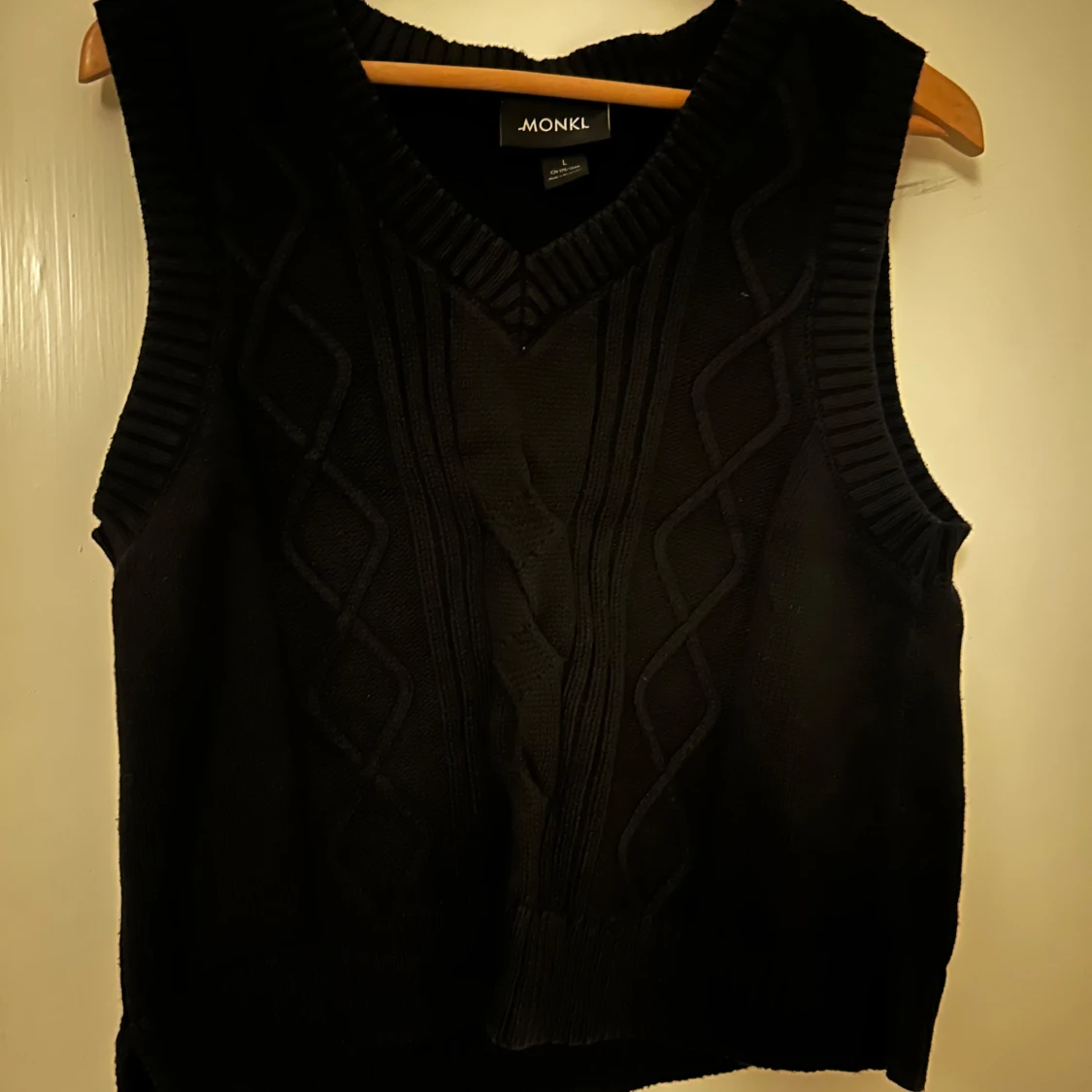Svart stickad väst från Monki - 1