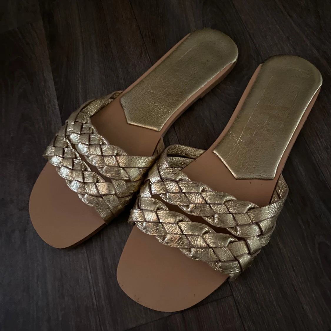 Guldiga flätade sandaler från Zara