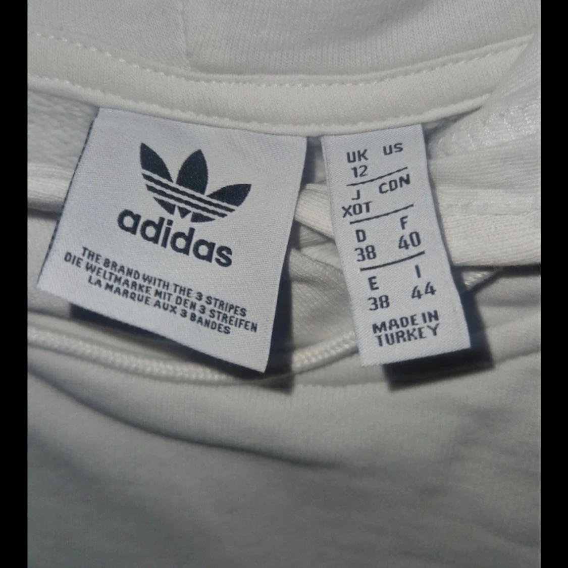 Vit hoodie från Adidas med svarta ränder - 2