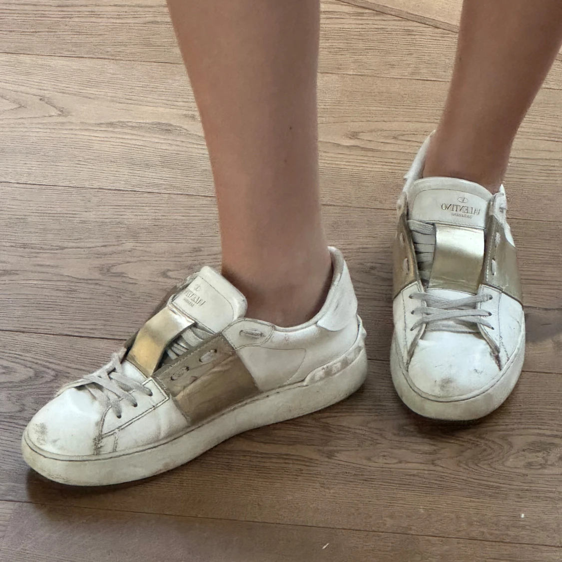 Valentino Garavani vita sneakers med gulddetaljer