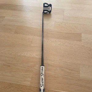 Taylor Made Spider Super Stroke Putter - TaylorMade spider putter med Super Stroke-grepp, perfekt för dig som vill ta ditt golfspel till nästa nivå. Klubbhuvudet har en unik design som ger stabilitet och precision på greenen. Passar både nybörjare och erfarna golfare.
