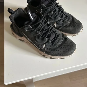 Nike react vissions - Ett par hyfsat fräscha Nike reacts, skulle bedöma skicket som runt 7/10. Mest smuts som lätt går bort. Men overall är de lite slitna undertill osv.