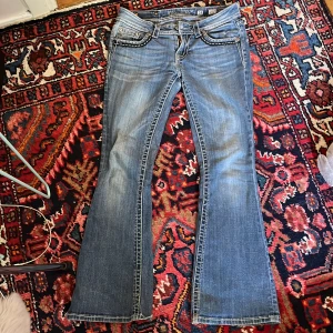 Blå bootcut jeans med detaljerade bakfickor från Miss Me - Midjemått:38cm x 2 innerbenslängd: 75cm