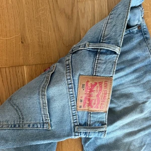 Levis jeans lågmidjade raka - Levis jeans lågmidjade raka, jag är 175 och de är långa på mig