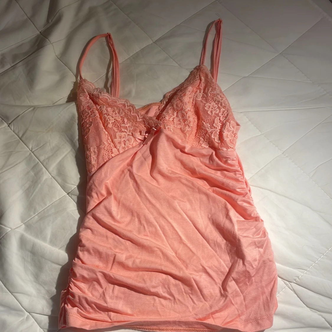 Rosa spetslinne med rosett - 1