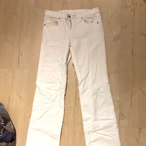 Vita flare jeans från Pepe Jeans - Säljer ett par vita jeans från Pepe Jeans med flare-ben och midwaist. Klassisk femficksmodell med snygg passform och diskreta detaljer. Perfekta för dig som gillar en retroinspirerad look. Aldrig använt endast testat, nypris 900kr