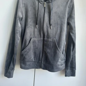 Velour - Grå velour hoodie. Knappt använd och fortfarande så mjuk och skön