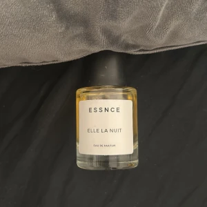 ESSNCE Elle La Nuit Eau de Parfum - En stilren parfymflaska från ESSNCE med doften Elle La Nuit.