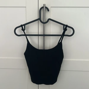 Svart ribbad linnetopp - Väldigt enkel svart linne som är väldigt basic men den passar allt!