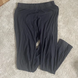 Svarta leggings från H&M - Svarta leggings från H&M med elastisk midja. Mjukt och stretchigt material som sitter tight mot kroppen. Perfekta för en avslappnad stil eller till träning.
