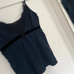 Topp - Mörkblå topp med spets kant💙storlek M men mer S!