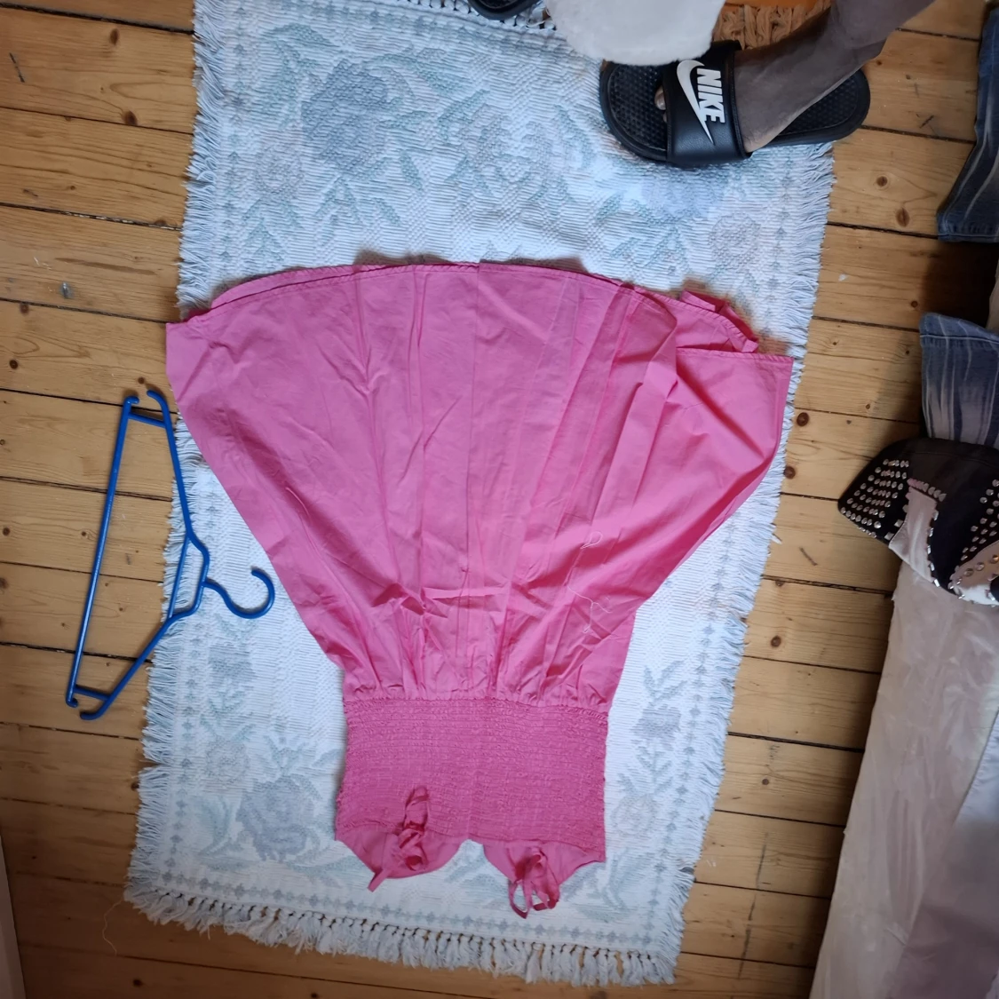 Rosa axelbandsklänning med volangdetaljer - 2