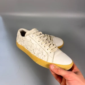 Saint Laurent stjärnor vita Strlk 40 - Vita SL sneakers i bra skick. Inga större defekter, Storlek 40. Äkta såklart, tyvärr medföljer inget og. Kom med frågor!  Kan gå ned i pris vid snabb affär