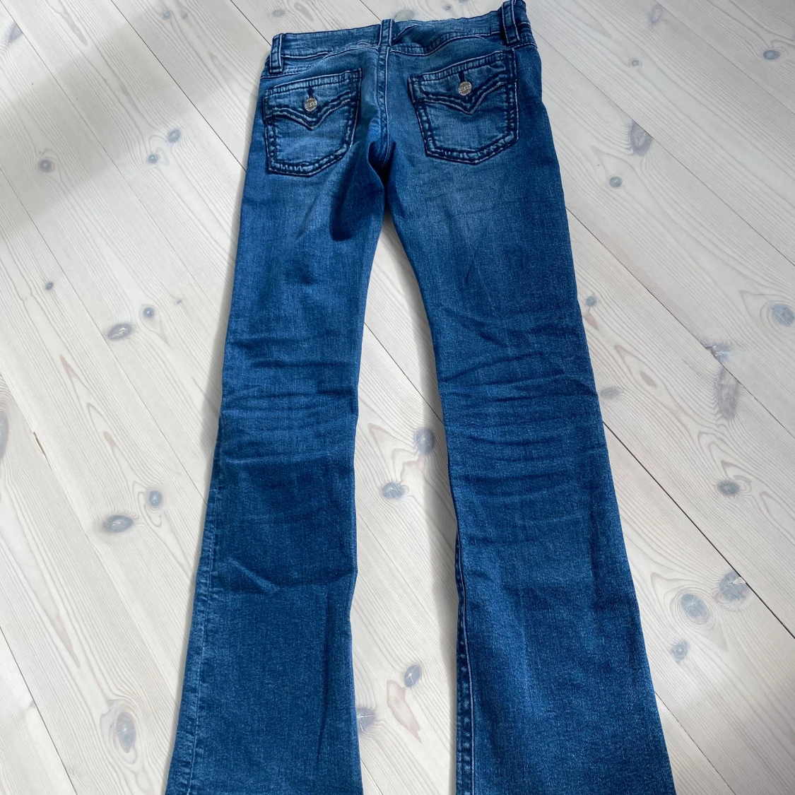 Blå bootcut jeansbyxor - 1