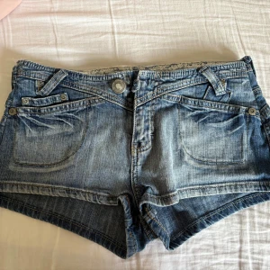 Blå korta jeansshorts - Köpta på second hand, storlek 38 men insydda så passar mig som har s/xs