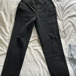 Kostymbyxor  - Kostymbyxor från Vero Moda i storlek M34. De är använda en hel del men inget som märks förutom att de är noppriga. Säljer då de är för små för mig. Fickor fram och fejk baktill. Bälteshällor i midjan med en fejk gylf. Pris är diskuterbart  Hör av dig vid frågor