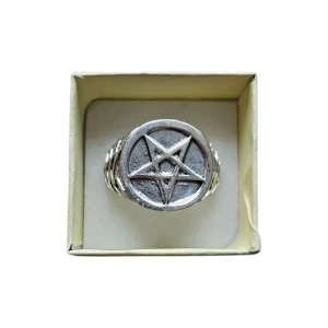 Silverfärgad Trendig Ring - Ring i okänt material, någon form av metall, ca 18 mm