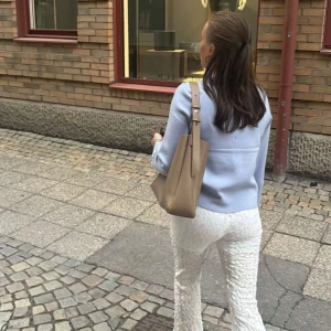 SPETS BYXA  - Vita spets byxor i nyskick, inga inbyggda shorts men om man vill får man med dom shortsen jag använt 🩷