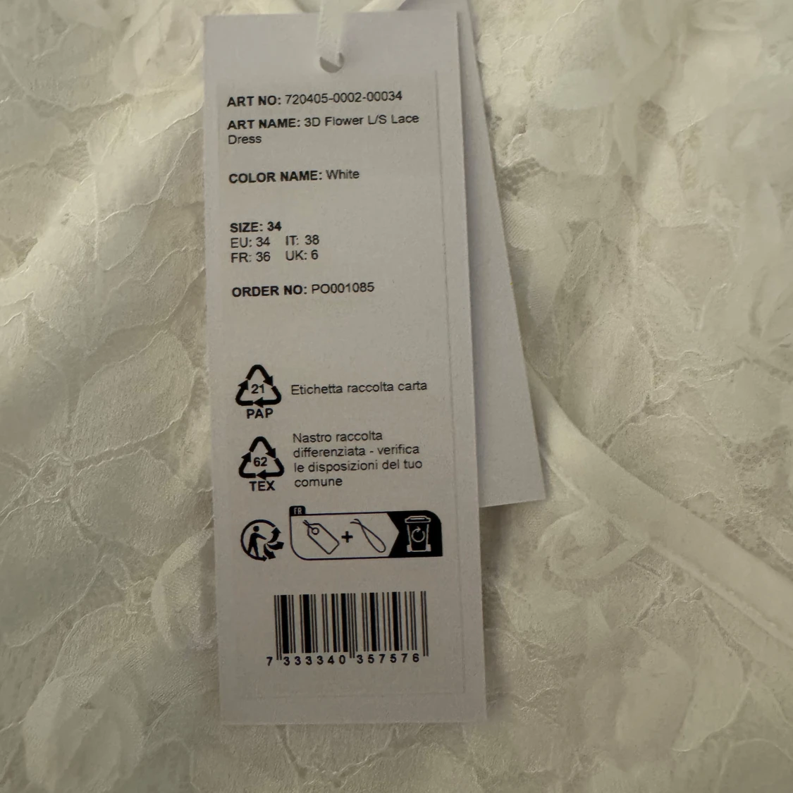 Studentklänning - Vit spetsklänning med v-ringning och lång ärm - 3