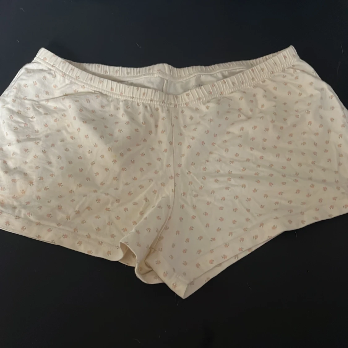 Vita blommiga shorts från Brandy Melville - 1