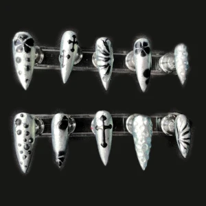 Handgjorda lösnaglar  - Säljer ett set med långa, spetsiga, handgjorda lösnaglar i metallic silver med handmålade svarta detaljer som prickar, kors, blommor och vågmönster. Några naglar har 3D-effekt. Perfekt för dig som vill sticka ut med unika naglar.